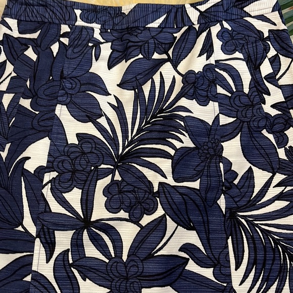 Floral Print Mini Skirt by Ann Taylor/ White, Black & Blue/ Size 8 - Picture 3 of 8